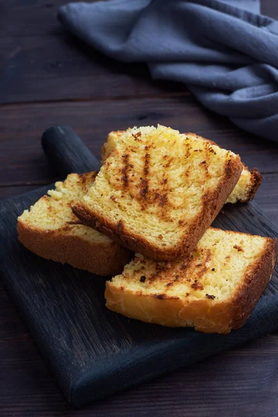 Fette Pane Tostato Grano Uno Sfondo Legno Scuro Copia Spazio — Foto Stock