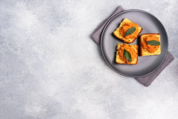 Tost ve kabak havyarlı sandviç. Sebze havyarlı ekmek, sağlıklı bir vejetaryen aperatifi. Siyah plaka kopyalama alanı