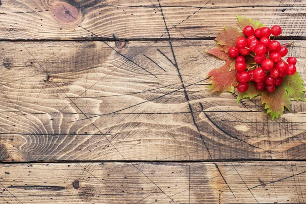 Bacche Rosse Viburno Fresco Con Foglie Uno Sfondo Legno Copia — Foto Stock