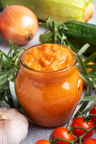 Zelfgemaakte Kaviaar Van Courgette Tomaten Uien Een Glazen Pot Een — Stockfoto