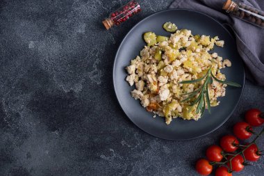 Siyah tabakta haşlanmış tavuk kıymalı sebzeli kabak biberi baharatı. Boşluğu kopyala.