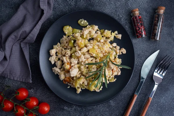 Тушковане м'ясо курки з овочами спеціями кабачків перець на чорній тарілці . — стокове фото