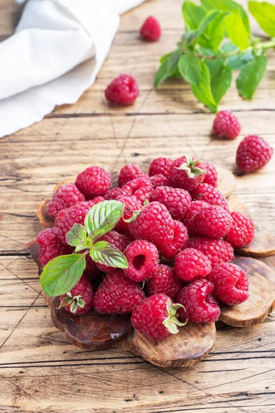 Ein Haufen Frischer Saftiger Himbeeren Auf Einem Holzbrett Kopierraum — Stockfoto