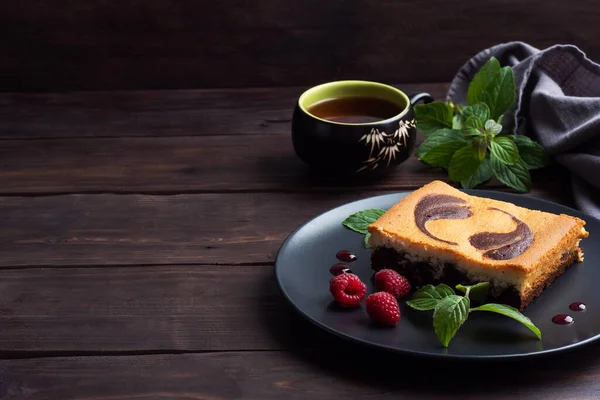 Кусок Двухслойного Торта Тарелке Шоколадных Пирожных Творожного Чизкейка Малиной — стоковое фото