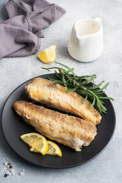 Fried Fish Hake Pollock Felii Lămâie Proaspătă Fundal Beton Gri — Fotografie, imagine de stoc