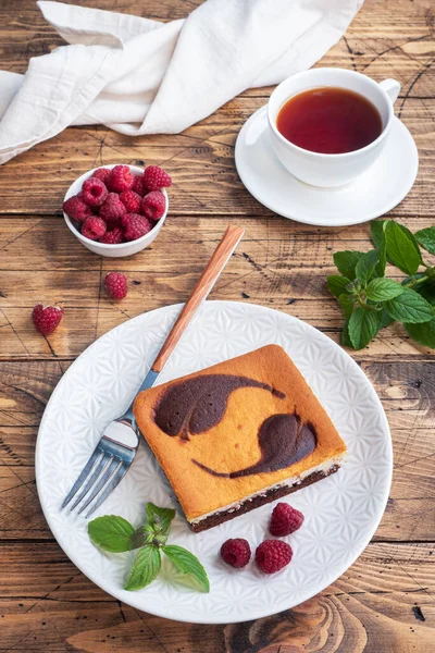 Кусок Двухслойного Торта Тарелке Шоколадных Брауни Творожный Чизкейк Малиной Копируют — стоковое фото