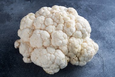 Gri beton arka planda taze beyaz karnabahar. Boşluğu kopyala.