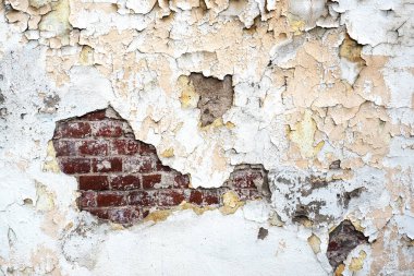 Eski hasarlı tuğla duvar ve alçı, doku arka planı.