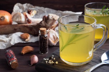 Ev yapımı sığır kemiği ve zerdeçal soslu sebze suyu. Kolajen ve amino asitli sağlıklı yiyecekler. Boşluğu kopyala.