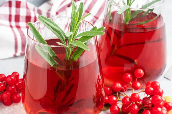 Pij z jagód czerwonego viburnum w szklanym kubku. Kompot jagodowy z witaminą C przeciwko przeziębieniu. — Zdjęcie stockowe