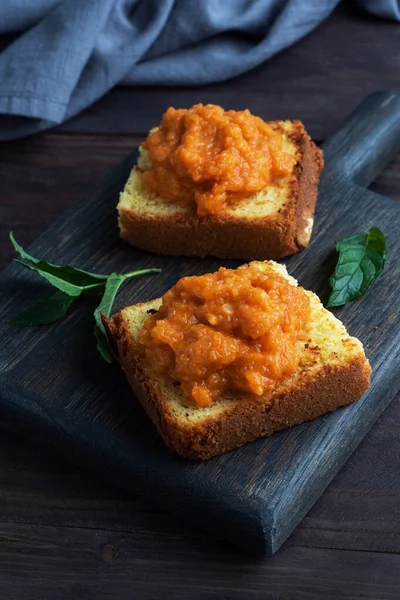 Sandwich mit Toast und Zucchini-Kaviar. Gemüsekaviar auf Brot, ein gesunder vegetarischer Snack. Kopierraum — Stockfoto