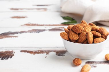 Ahşap bir arka planda soyulmuş badem. Boşluğu kopyala.