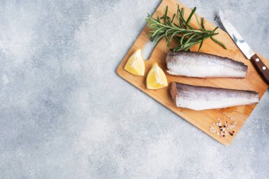 Tahta kesim tahtasında çiğ hake balığı leşi. üst görünüm Boşluğu kopyala