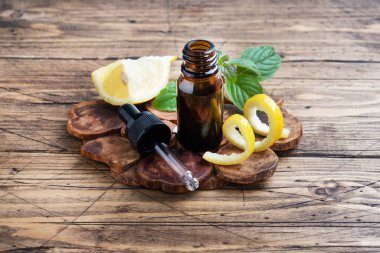 Limonlu narenciye, esaslı yağ ve nane, aromaterapi yağı kırsal ahşap arka planda doğal organik kozmetik..