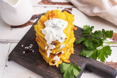 Tabakta soslu rendelenmiş patates kekleri. Geleneksel gözleme kutusu.