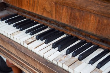 Arka plan fotoğrafı için eski Piano anahtarını kapat. Seçici odak.