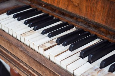 Arka plan fotoğrafı için eski Piano anahtarını kapat. Seçici odak.