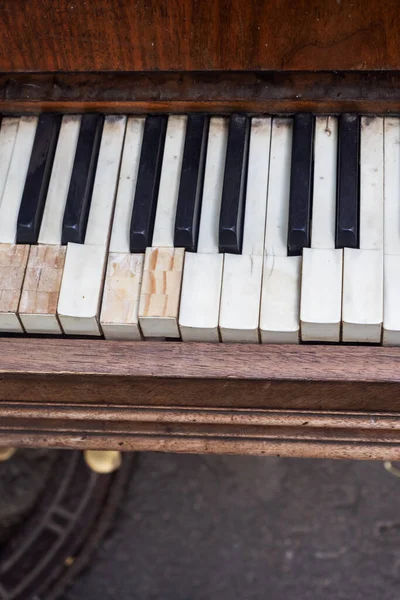 Cerrar la vieja tecla de piano para la foto de fondo. Enfoque selectivo. —  Fotos de Stock