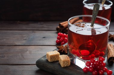 Cam bardaktaki kırmızı viburnum meyvelerinden iç. Genel soğuk kopyalama alanına karşı C vitamini ile böğürtlen kompostosu