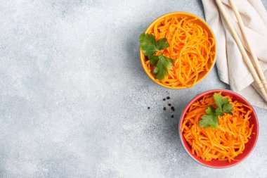 Tabakta çiğ rendelenmiş havuç salatası. Baharatlı ve soslu Kore havucu Boşluğu kopyala