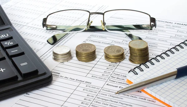 用硬币 眼镜和计算器作为背景的财务和会计报告 税务规划和预算管理的概念 — 图库照片