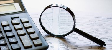 Finansal raporda hesap makineli büyüteç