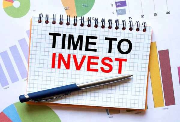 Bloco Notas Com Texto Tempo Para Investir Gráficos Negócios Caneta — Fotografia de Stock