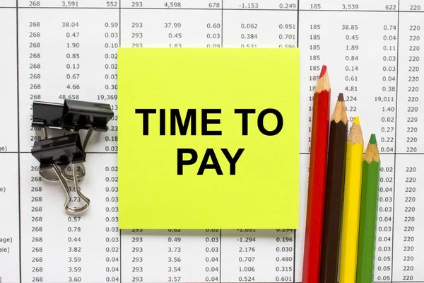 Text Time Pay Auf Finanztischen Mit Bleistiften Brillen Und Büroklammern — Stockfoto