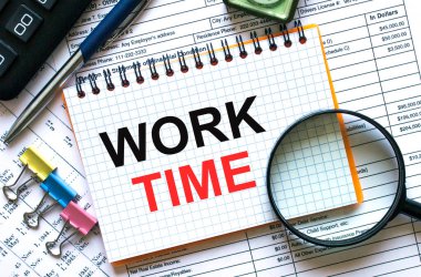 Hesap makinesi, klipler ve mali rapordaki kalemle not defterine metin Çalışma Saati