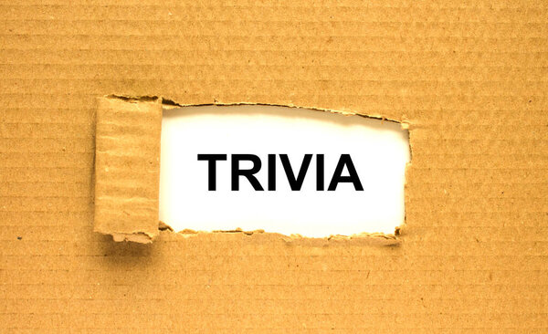 Текст викторины появляется за рваной коричневой бумагой