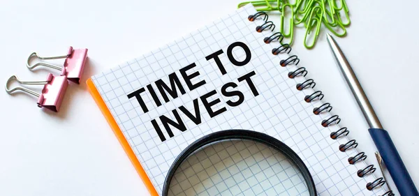 Bloco Notas Com Texto Tempo Para Investir Fundo Branco Com — Fotografia de Stock