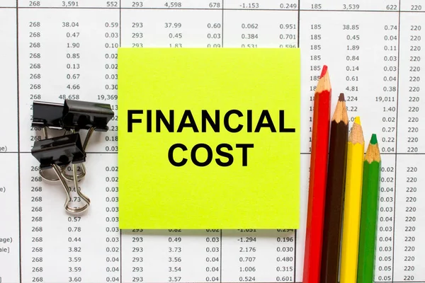 Tekst Koszt Finansowy Stołach Finansowych Kolorowymi Ołówkami Spinaczami Działalność Gospodarcza — Zdjęcie stockowe