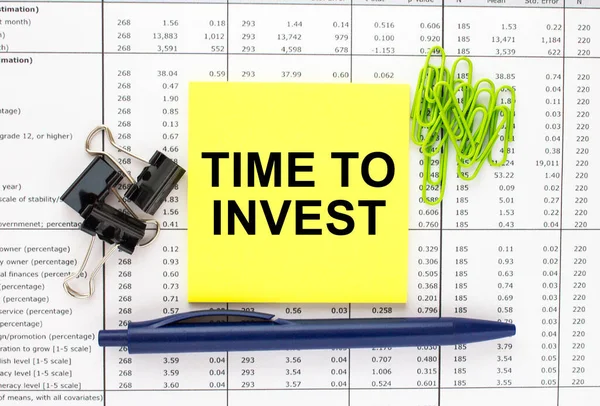Tempo Texto Para Investir Tabelas Financeiras Com Clipes Caneta Papel — Fotografia de Stock