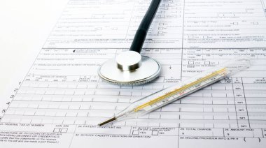 Tıbbi tablolarda termometre ve fonendoskop.