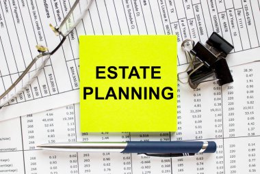 Finans masaları üzerinde kalem, gözlük ve ataçlarla yazışma. İş ve mali konzept