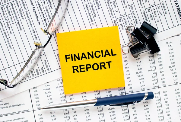 Tekst Raport Finansowy Tablicach Finansowych Długopisem Okularami Spinaczami Działalność Gospodarcza — Zdjęcie stockowe