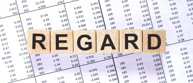 Tahta yapı taşlarından yapılmış bir kelime.