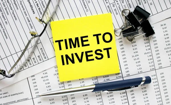Szöveg Ideje Befektetni Pénzügyi Asztalokra Tollal Szemüveggel Gemkapcsokkal Üzleti Pénzügyi — Stock Fotó