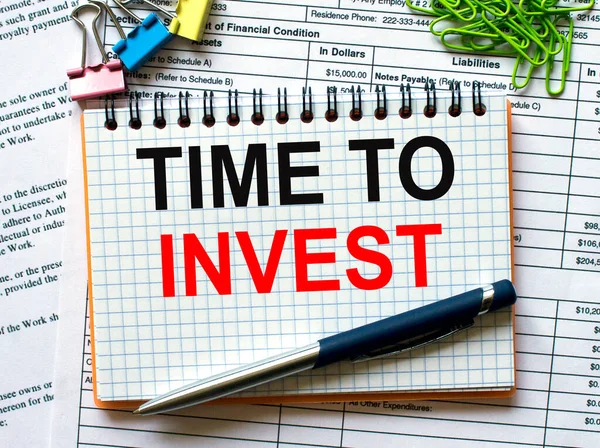 Jegyzetfüzet Szöveggel Time Invest White Background Paper Clips Pen — Stock Fotó