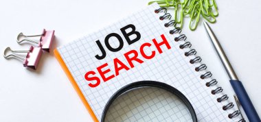 Metin Görev Araması ile birlikte beyaz arkaplan, ataç, kalem ve büyüteç içeren not defteri