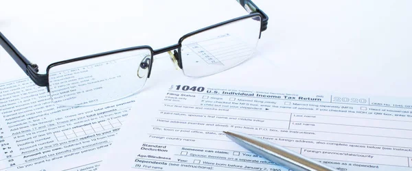 Formulario Fiscal 1040 Con Bolígrafo Plata Gafas — Foto de Stock