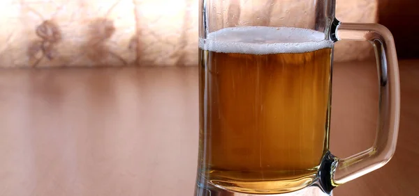 Staat Een Glas Bier Tafel — Stockfoto