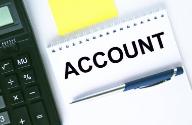 Metin Hesablı Not Defteri. Hesap makinesi, kalem ve çıkartmalar. İş ve mali konsept