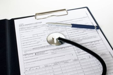 Masada steteskop ve gümüş kalemle duran reçete formu. İlaç ya da eczane kavramı.