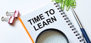 Metin Zamanı ile not: Şarjör, kalem ve büyüteçle beyaz arkaplanda öğrenme