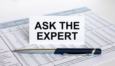 Finansal tablosunda mavi metal kalemle 