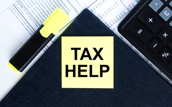 Κίτρινη Αυτοκόλλητη Ετικέτα Tax Help Στο Φάκελο Κίτρινο Μαρκαδόρο Και — Φωτογραφία Αρχείου