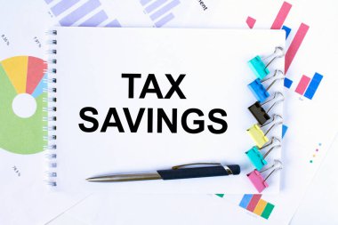 Metin Vergi Tasarruf, ataç, finansal diyagramlarda mavi kalem. İş konsepti