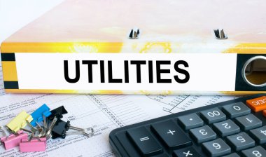 Hesap makinesi ve kırtasiye klipleriyle mali raporlarda yer alan klasördeki metin araçları. İş ve mali konsept