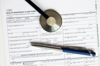 Masada steteskop ve gümüş kalemle duran reçete formu. İlaç ya da eczane kavramı.